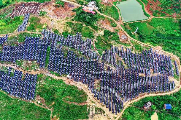 圖為石亭子農(nóng)光互補項目光伏部分陣列航拍圖