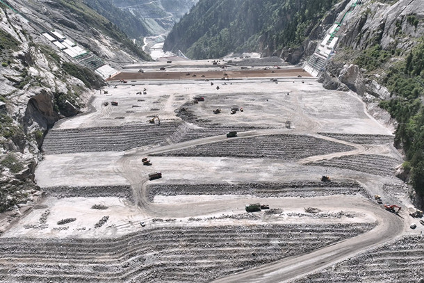 68圖為雙江口水電站大壩填筑形象