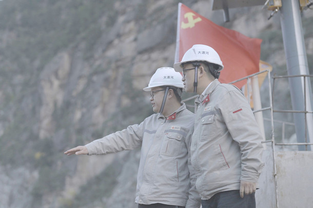 68圖為雙江口公司工程黨支部黨員在大壩壩面開展工作