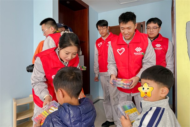 04 圖為志愿者給孩子們送禮物