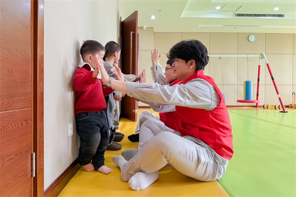 07 圖為志愿者與特殊兒童互動(dòng)游戲