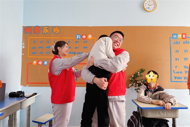 09 圖為志愿者與特殊兒童擁抱