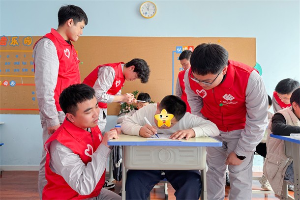 06 圖為志愿者幫助特殊兒童繪畫(huà)