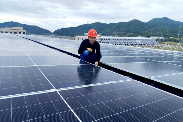 圖為項目負責人現(xiàn)場查驗施工質(zhì)量