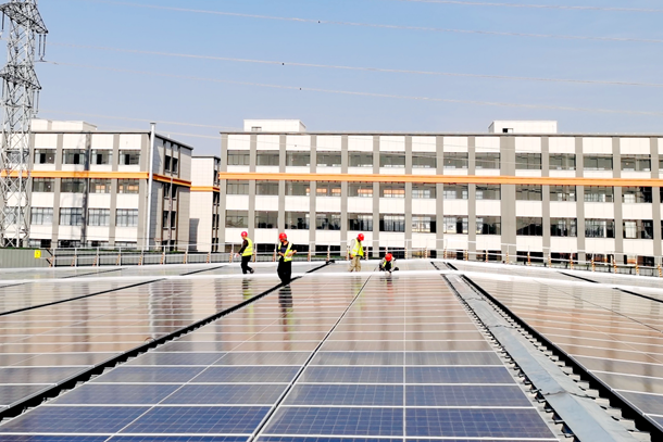 圖為江山智廷屋頂光伏發(fā)電項目施工現(xiàn)場