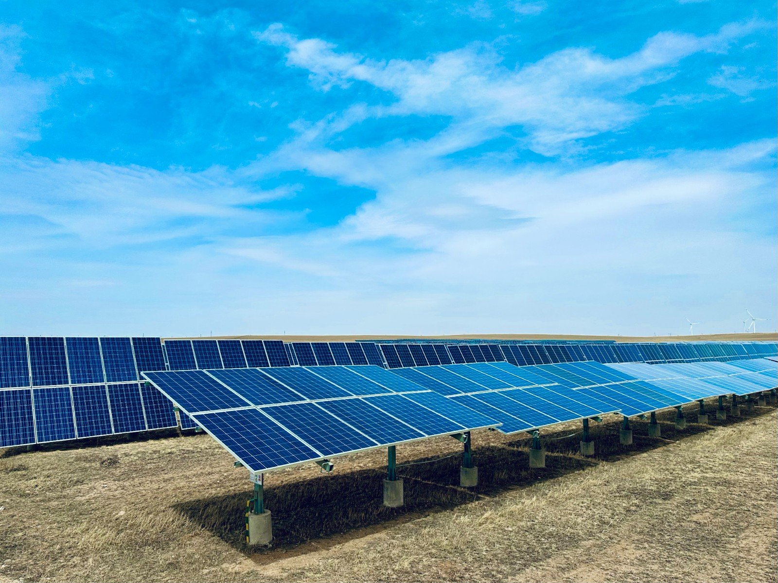 圖為白云風(fēng)光電站光伏陣列