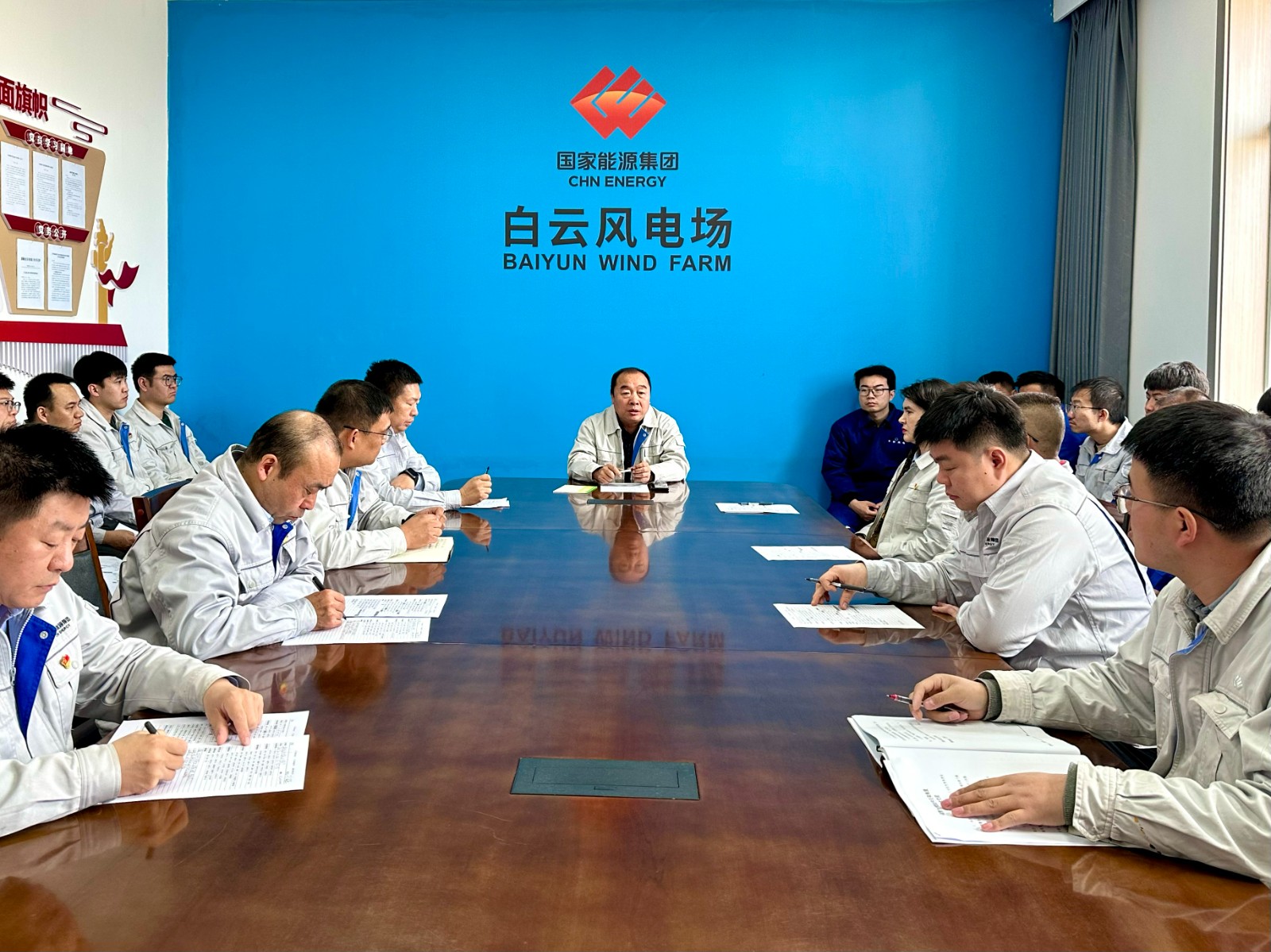 圖為進(jìn)行安全技術(shù)交底和安全提示