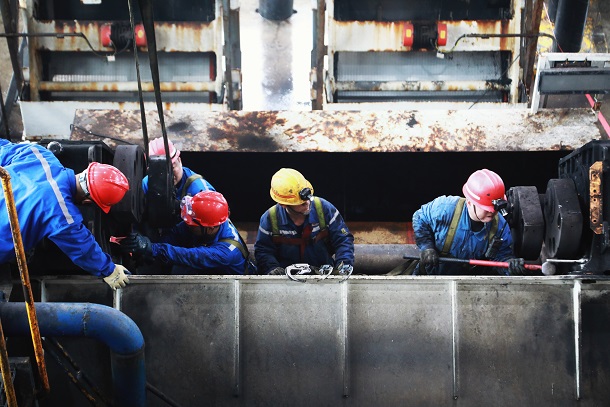 圖為運(yùn)維人員正在拆卸舊激振器