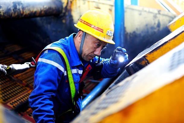 圖為運(yùn)維人員正在檢查振動(dòng)篩激振器