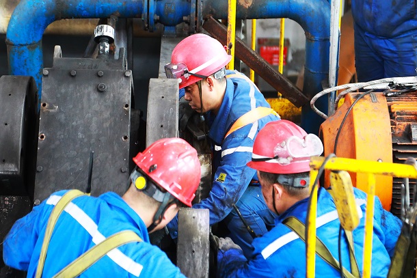 圖為運(yùn)維人員正在調(diào)整激振器配重塊