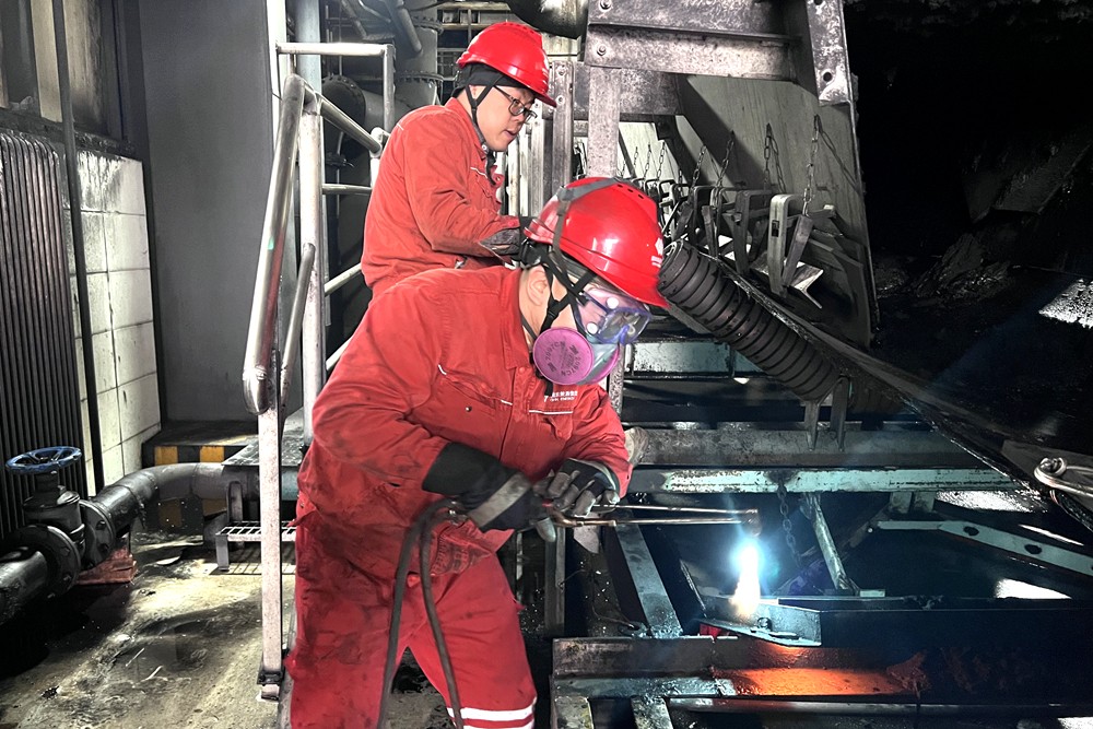 圖為檢運(yùn)工在拆除301C膠帶機(jī)清掃器