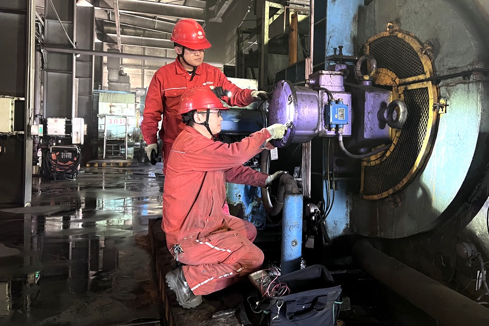 圖為電工正在調(diào)試301C永磁電機(jī)