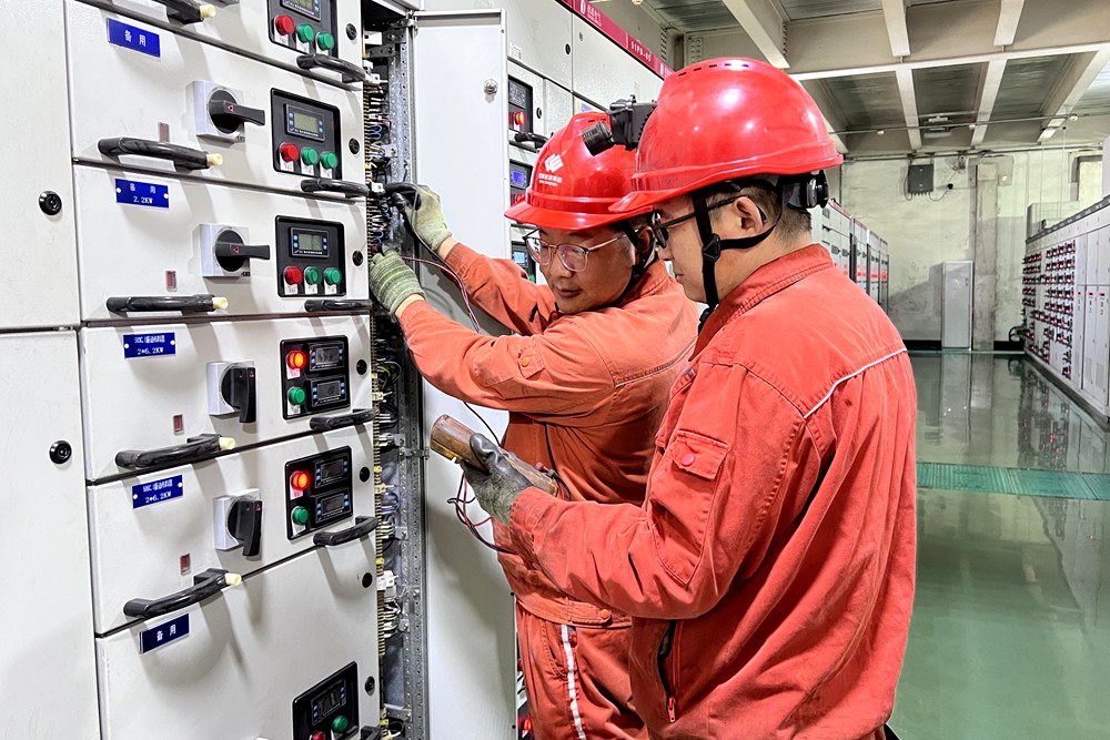 圖為電工正在調(diào)試301C配電柜