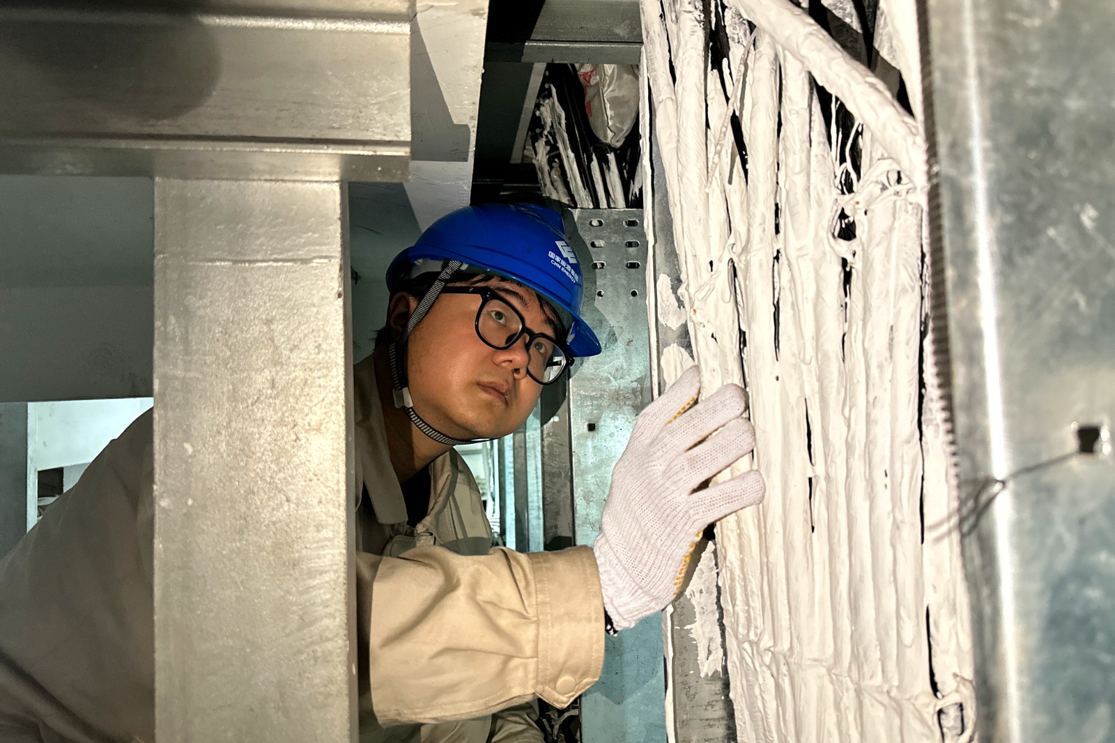 圖為鄧卜瑋正在移動電纜_副本