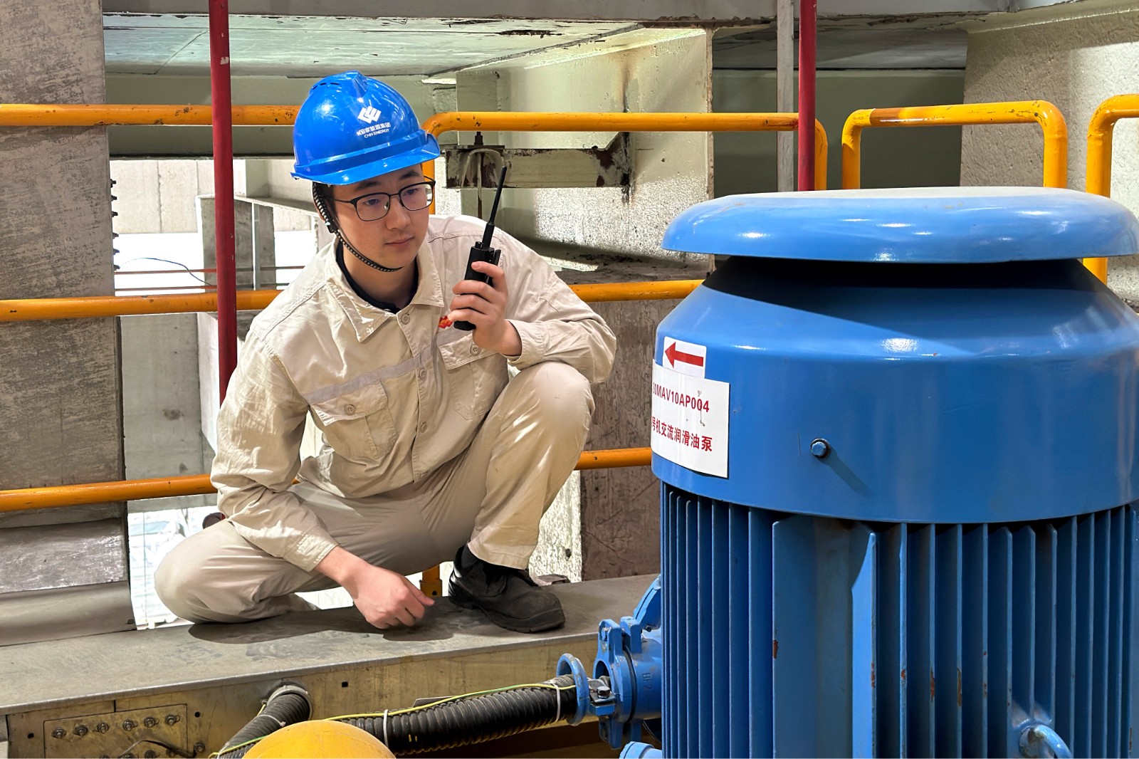圖為劉家順正在觀察交流油泵啟停狀態(tài)_副本