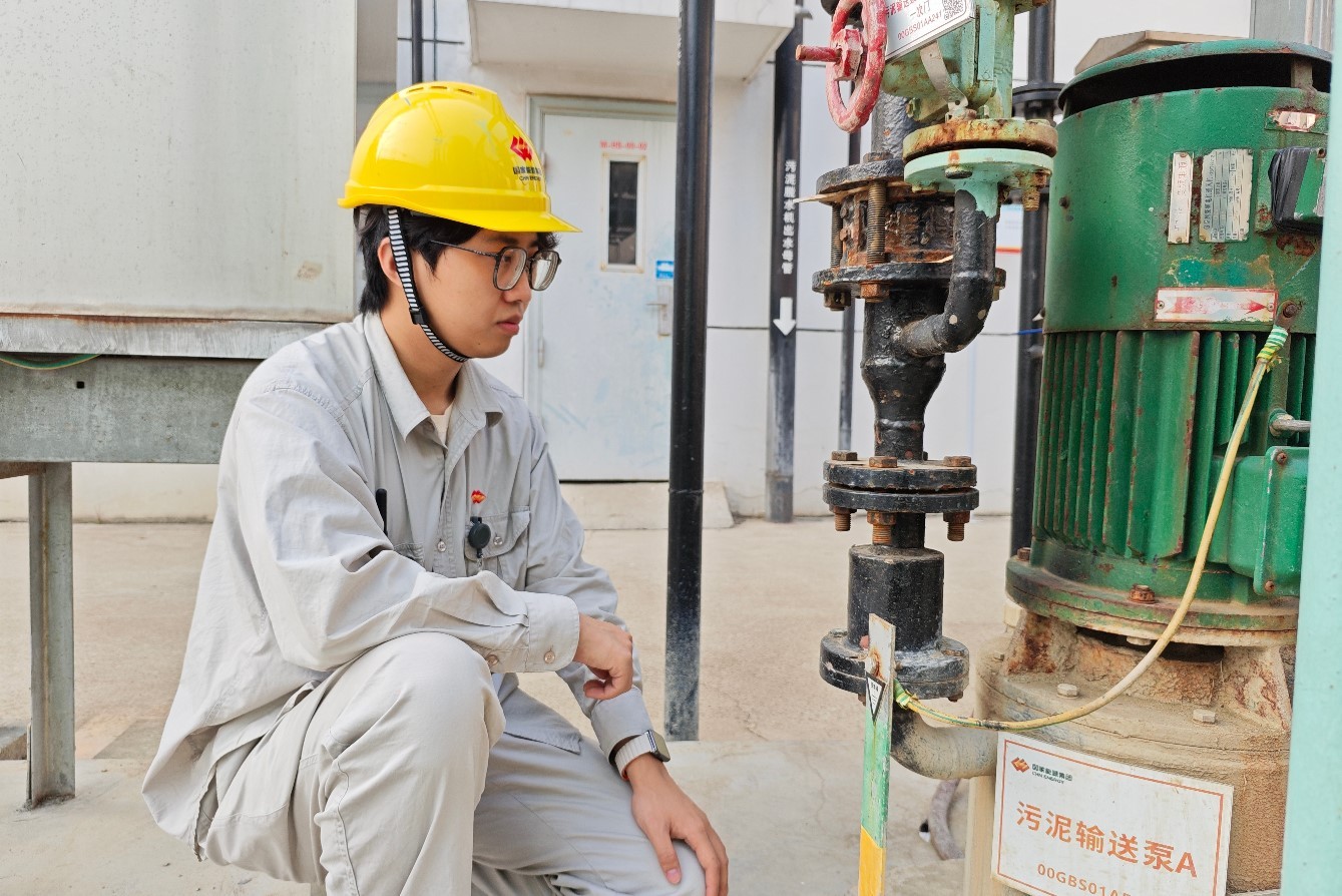 圖為吳啟山正在對(duì)污泥輸送泵進(jìn)行檢查